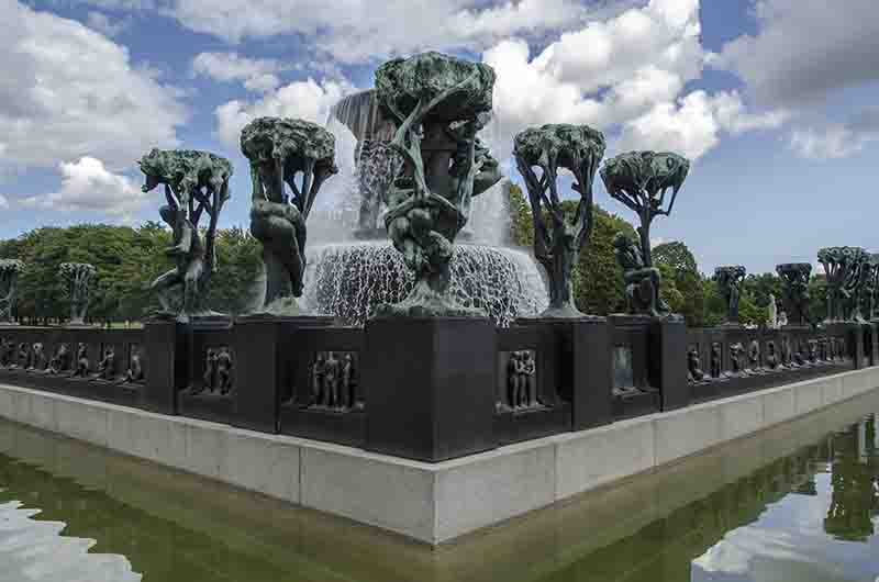 Noruega - Oslo 062 - parque Vigeland - La Fuente.jpg